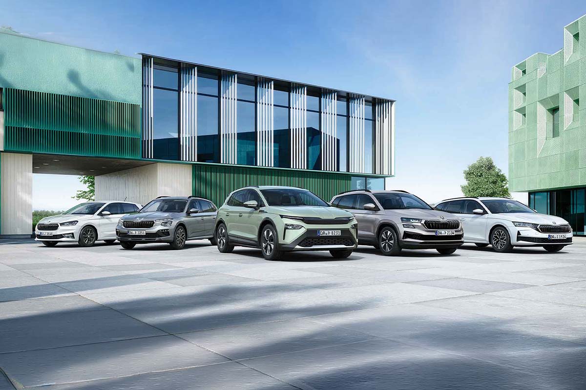 verschiedene Skoda Modelle vor einem Gebäude