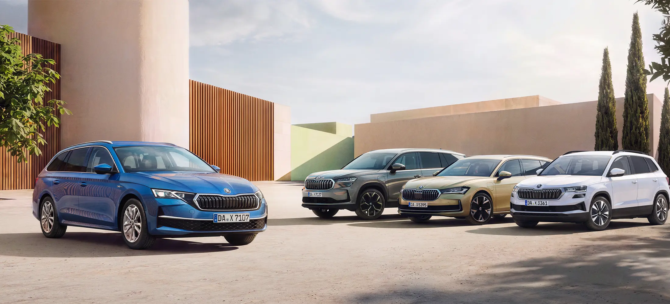 Vier Skoda Modelle stehen neben einander vor einem Gebäude