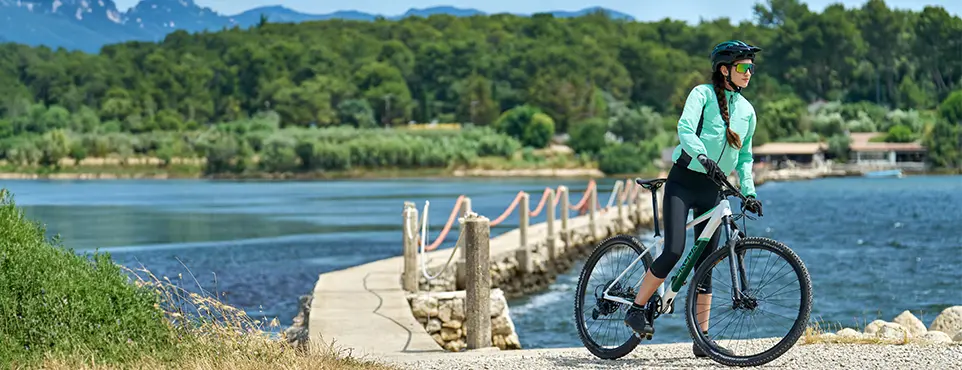 Bild zeigt Frau auf Rad vor einem See
