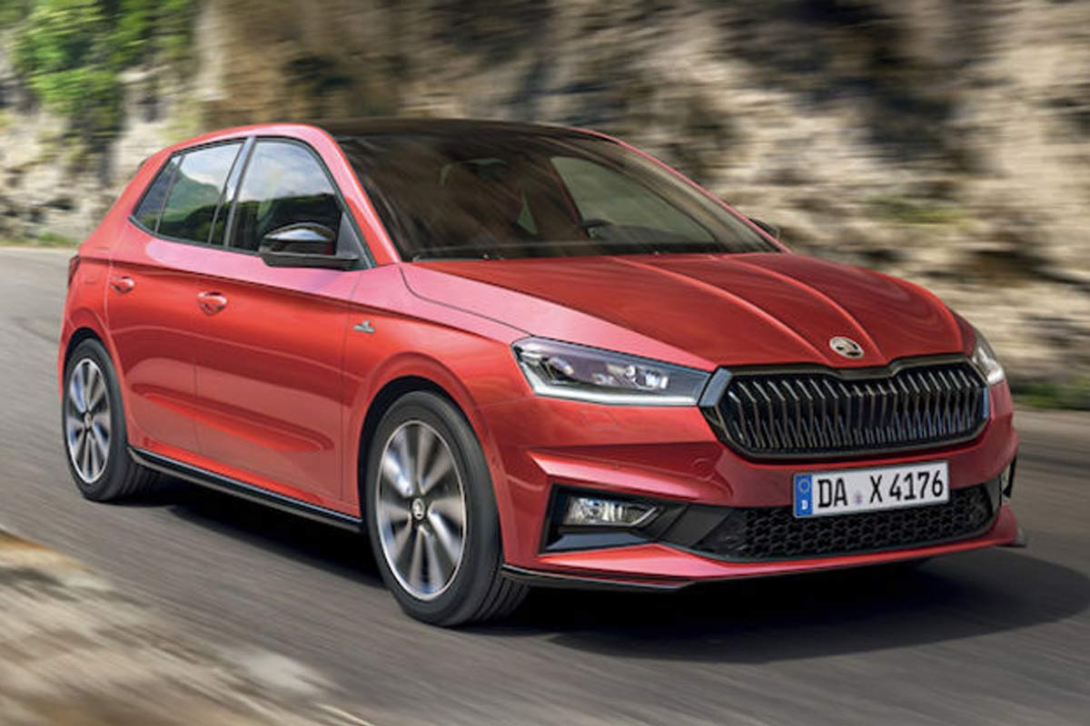 Bild zeigt einen Skoda Fabia Monte Carlo fahrend auf einer Straße