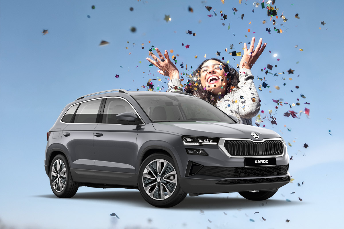 Bild von Skoda Karoq in grau mit einer Frau und Konfetti