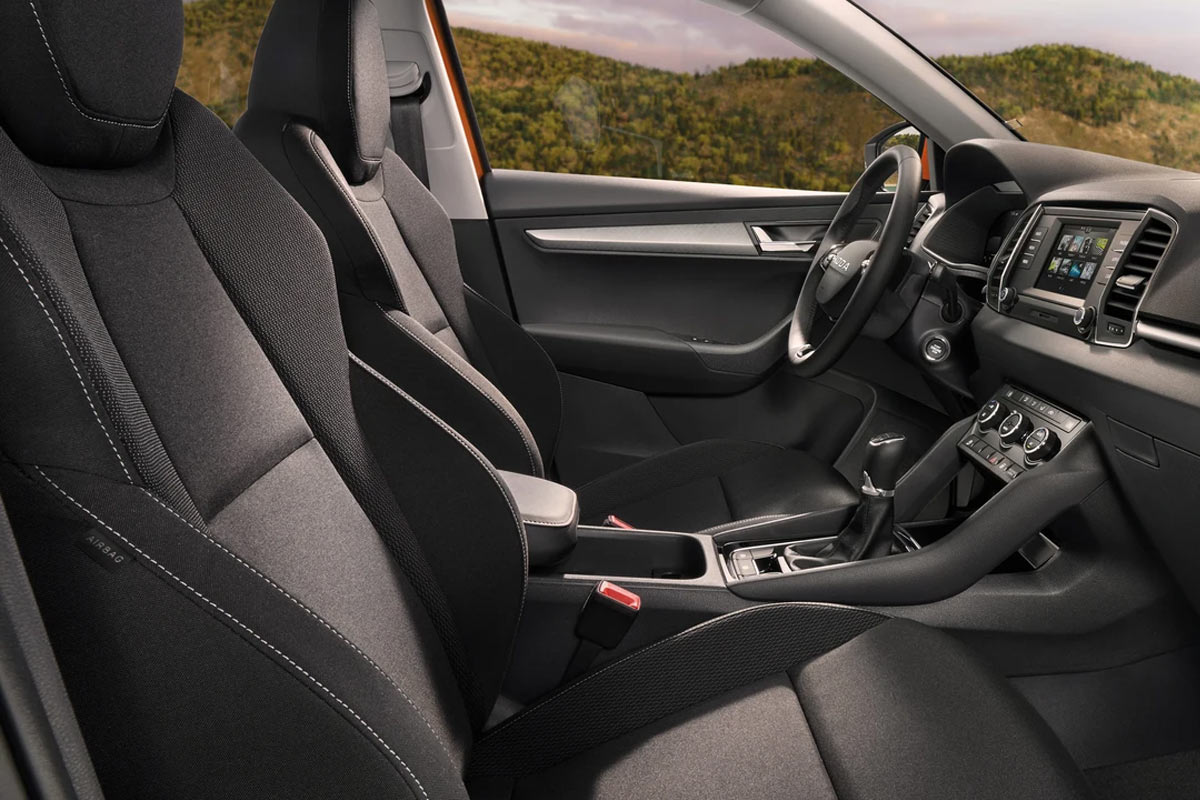 Bild zeigt die Sitze des Skoda Karoq Tour
