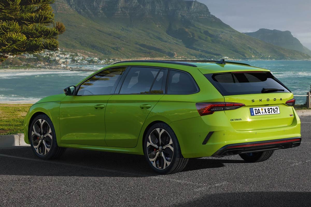 Bild zeigt einen Skoda Octavia RS in Grün von Hinten