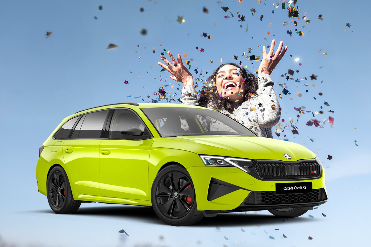 Bild von Skoda Octavia RS in Grün mit einer Frau und Konfetti