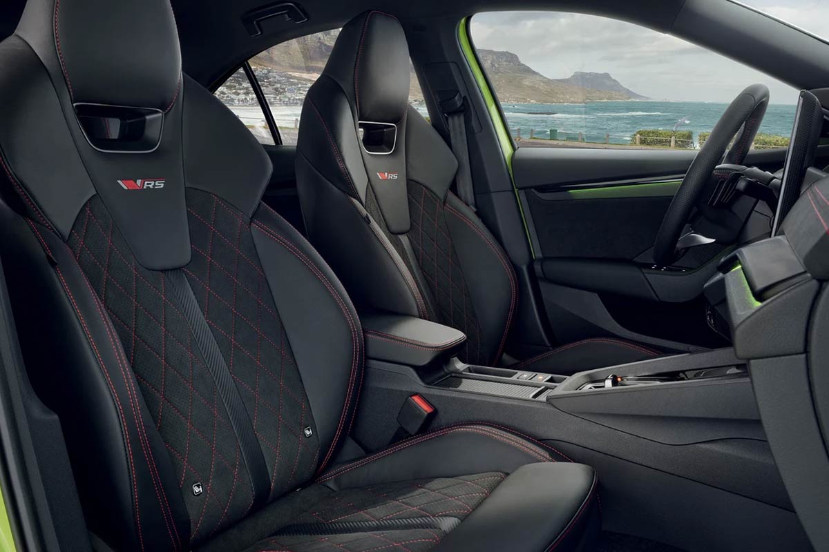 Bild zeigt die Sitze des Skoda Oktavia RS