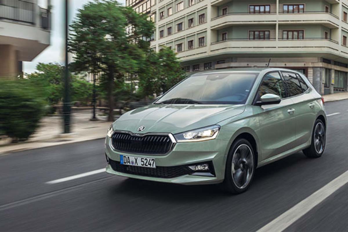 grüner Skoda Fabia von hinten